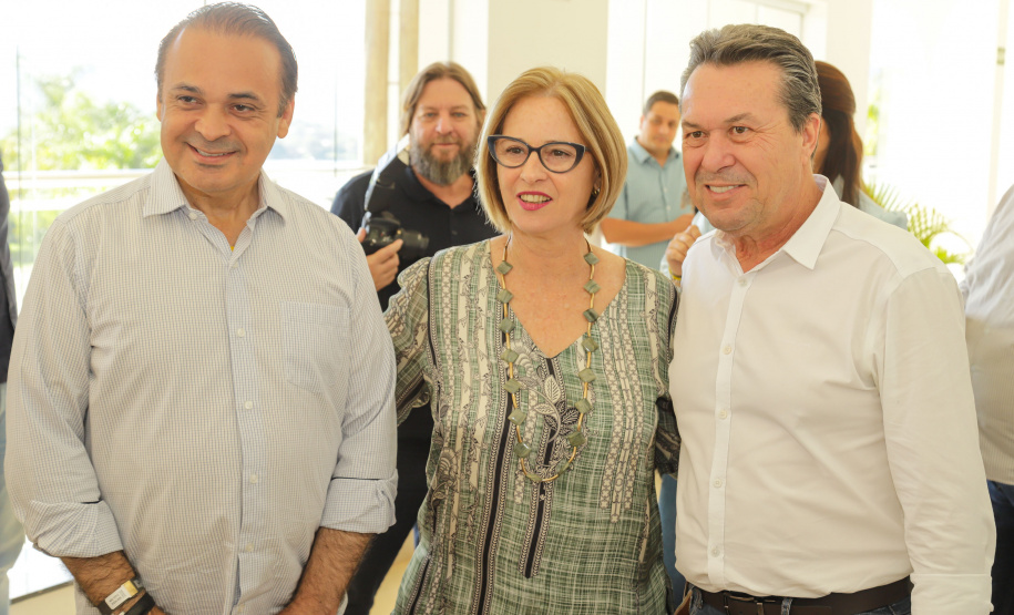 Os estados do Paraná e de São Paulo, por meio de seus secretários de Turismo, Marcio Nunes e Roberto Lucena, assinaram nesta quarta-feira (26/7) protocolo de Intenções para o fomento e promoção da Área Especial de Interesse Turístico Angra Doce, no conjunto formado pelo reservatório da Usina Hidrelétrica de Chavantes e seu entorno, abrangendo os municípios de Ribeirão Claro, Carlópolis, Siqueira Campos, Jacarezinho e Salto do Itararé (PR) e de Chavantes, Ourinhos, Canitar, Ipaussu, Timburi, Piraju, Fartura,