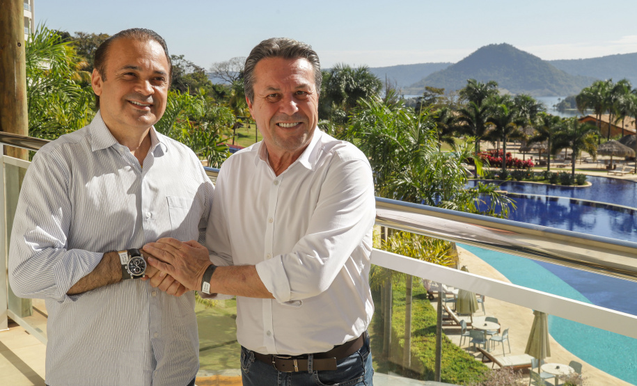 Os estados do Paraná e de São Paulo, por meio de seus secretários de Turismo, Marcio Nunes e Roberto Lucena, assinaram nesta quarta-feira (26/7) protocolo de Intenções para o fomento e promoção da Área Especial de Interesse Turístico Angra Doce, no conjunto formado pelo reservatório da Usina Hidrelétrica de Chavantes e seu entorno, abrangendo os municípios de Ribeirão Claro, Carlópolis, Siqueira Campos, Jacarezinho e Salto do Itararé (PR) e de Chavantes, Ourinhos, Canitar, Ipaussu, Timburi, Piraju, Fartura,