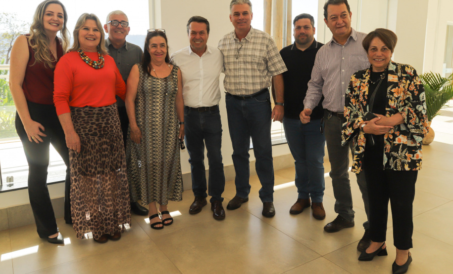 Os estados do Paraná e de São Paulo, por meio de seus secretários de Turismo, Marcio Nunes e Roberto Lucena, assinaram nesta quarta-feira (26/7) protocolo de Intenções para o fomento e promoção da Área Especial de Interesse Turístico Angra Doce, no conjunto formado pelo reservatório da Usina Hidrelétrica de Chavantes e seu entorno, abrangendo os municípios de Ribeirão Claro, Carlópolis, Siqueira Campos, Jacarezinho e Salto do Itararé (PR) e de Chavantes, Ourinhos, Canitar, Ipaussu, Timburi, Piraju, Fartura,