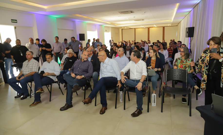 Os estados do Paraná e de São Paulo, por meio de seus secretários de Turismo, Marcio Nunes e Roberto Lucena, assinaram nesta quarta-feira (26/7) protocolo de Intenções para o fomento e promoção da Área Especial de Interesse Turístico Angra Doce, no conjunto formado pelo reservatório da Usina Hidrelétrica de Chavantes e seu entorno, abrangendo os municípios de Ribeirão Claro, Carlópolis, Siqueira Campos, Jacarezinho e Salto do Itararé (PR) e de Chavantes, Ourinhos, Canitar, Ipaussu, Timburi, Piraju, Fartura,