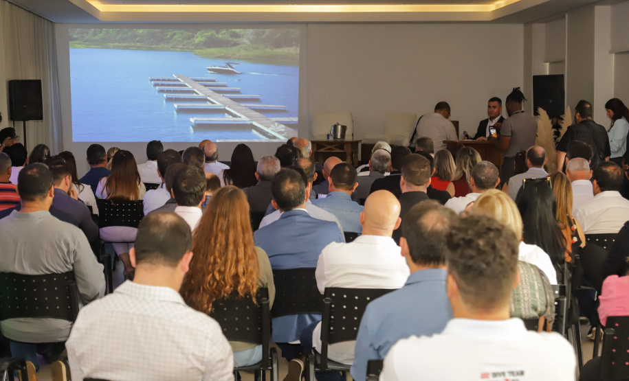 Os estados do Paraná e de São Paulo, por meio de seus secretários de Turismo, Marcio Nunes e Roberto Lucena, assinaram nesta quarta-feira (26/7) protocolo de Intenções para o fomento e promoção da Área Especial de Interesse Turístico Angra Doce, no conjunto formado pelo reservatório da Usina Hidrelétrica de Chavantes e seu entorno, abrangendo os municípios de Ribeirão Claro, Carlópolis, Siqueira Campos, Jacarezinho e Salto do Itararé (PR) e de Chavantes, Ourinhos, Canitar, Ipaussu, Timburi, Piraju, Fartura,