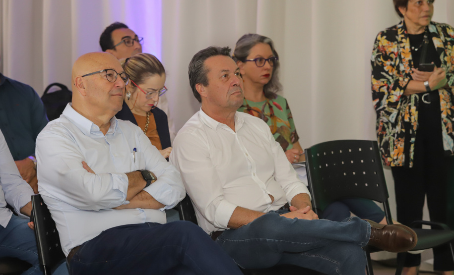 Os estados do Paraná e de São Paulo, por meio de seus secretários de Turismo, Marcio Nunes e Roberto Lucena, assinaram nesta quarta-feira (26/7) protocolo de Intenções para o fomento e promoção da Área Especial de Interesse Turístico Angra Doce, no conjunto formado pelo reservatório da Usina Hidrelétrica de Chavantes e seu entorno, abrangendo os municípios de Ribeirão Claro, Carlópolis, Siqueira Campos, Jacarezinho e Salto do Itararé (PR) e de Chavantes, Ourinhos, Canitar, Ipaussu, Timburi, Piraju, Fartura,