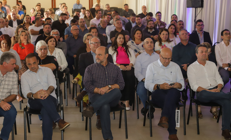 Os estados do Paraná e de São Paulo, por meio de seus secretários de Turismo, Marcio Nunes e Roberto Lucena, assinaram nesta quarta-feira (26/7) protocolo de Intenções para o fomento e promoção da Área Especial de Interesse Turístico Angra Doce, no conjunto formado pelo reservatório da Usina Hidrelétrica de Chavantes e seu entorno, abrangendo os municípios de Ribeirão Claro, Carlópolis, Siqueira Campos, Jacarezinho e Salto do Itararé (PR) e de Chavantes, Ourinhos, Canitar, Ipaussu, Timburi, Piraju, Fartura,