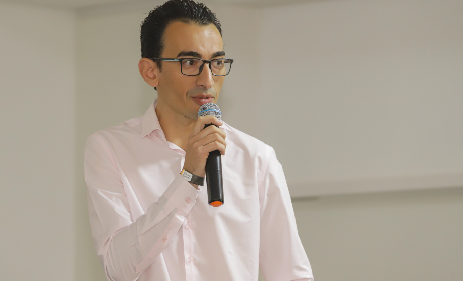 Os estados do Paraná e de São Paulo, por meio de seus secretários de Turismo, Marcio Nunes e Roberto Lucena, assinaram nesta quarta-feira (26/7) protocolo de Intenções para o fomento e promoção da Área Especial de Interesse Turístico Angra Doce, no conjunto formado pelo reservatório da Usina Hidrelétrica de Chavantes e seu entorno, abrangendo os municípios de Ribeirão Claro, Carlópolis, Siqueira Campos, Jacarezinho e Salto do Itararé (PR) e de Chavantes, Ourinhos, Canitar, Ipaussu, Timburi, Piraju, Fartura,