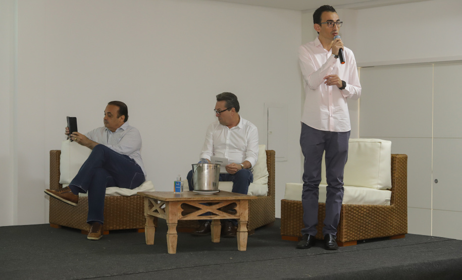 Os estados do Paraná e de São Paulo, por meio de seus secretários de Turismo, Marcio Nunes e Roberto Lucena, assinaram nesta quarta-feira (26/7) protocolo de Intenções para o fomento e promoção da Área Especial de Interesse Turístico Angra Doce, no conjunto formado pelo reservatório da Usina Hidrelétrica de Chavantes e seu entorno, abrangendo os municípios de Ribeirão Claro, Carlópolis, Siqueira Campos, Jacarezinho e Salto do Itararé (PR) e de Chavantes, Ourinhos, Canitar, Ipaussu, Timburi, Piraju, Fartura,