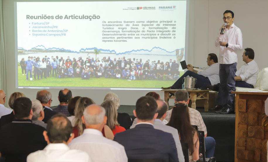 Os estados do Paraná e de São Paulo, por meio de seus secretários de Turismo, Marcio Nunes e Roberto Lucena, assinaram nesta quarta-feira (26/7) protocolo de Intenções para o fomento e promoção da Área Especial de Interesse Turístico Angra Doce, no conjunto formado pelo reservatório da Usina Hidrelétrica de Chavantes e seu entorno, abrangendo os municípios de Ribeirão Claro, Carlópolis, Siqueira Campos, Jacarezinho e Salto do Itararé (PR) e de Chavantes, Ourinhos, Canitar, Ipaussu, Timburi, Piraju, Fartura,