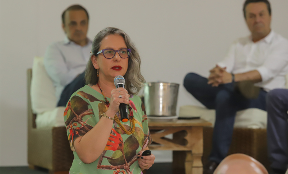 Os estados do Paraná e de São Paulo, por meio de seus secretários de Turismo, Marcio Nunes e Roberto Lucena, assinaram nesta quarta-feira (26/7) protocolo de Intenções para o fomento e promoção da Área Especial de Interesse Turístico Angra Doce, no conjunto formado pelo reservatório da Usina Hidrelétrica de Chavantes e seu entorno, abrangendo os municípios de Ribeirão Claro, Carlópolis, Siqueira Campos, Jacarezinho e Salto do Itararé (PR) e de Chavantes, Ourinhos, Canitar, Ipaussu, Timburi, Piraju, Fartura,