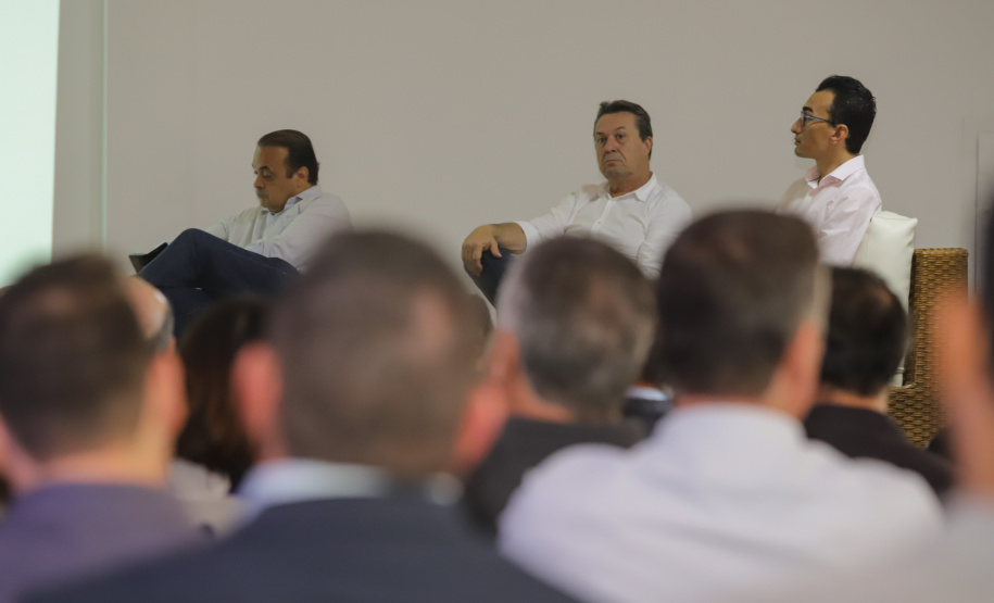 Os estados do Paraná e de São Paulo, por meio de seus secretários de Turismo, Marcio Nunes e Roberto Lucena, assinaram nesta quarta-feira (26/7) protocolo de Intenções para o fomento e promoção da Área Especial de Interesse Turístico Angra Doce, no conjunto formado pelo reservatório da Usina Hidrelétrica de Chavantes e seu entorno, abrangendo os municípios de Ribeirão Claro, Carlópolis, Siqueira Campos, Jacarezinho e Salto do Itararé (PR) e de Chavantes, Ourinhos, Canitar, Ipaussu, Timburi, Piraju, Fartura,