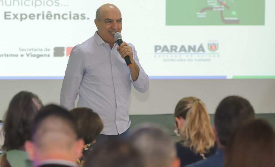 Os estados do Paraná e de São Paulo, por meio de seus secretários de Turismo, Marcio Nunes e Roberto Lucena, assinaram nesta quarta-feira (26/7) protocolo de Intenções para o fomento e promoção da Área Especial de Interesse Turístico Angra Doce, no conjunto formado pelo reservatório da Usina Hidrelétrica de Chavantes e seu entorno, abrangendo os municípios de Ribeirão Claro, Carlópolis, Siqueira Campos, Jacarezinho e Salto do Itararé (PR) e de Chavantes, Ourinhos, Canitar, Ipaussu, Timburi, Piraju, Fartura,