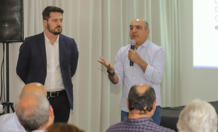 Os estados do Paraná e de São Paulo, por meio de seus secretários de Turismo, Marcio Nunes e Roberto Lucena, assinaram nesta quarta-feira (26/7) protocolo de Intenções para o fomento e promoção da Área Especial de Interesse Turístico Angra Doce, no conjunto formado pelo reservatório da Usina Hidrelétrica de Chavantes e seu entorno, abrangendo os municípios de Ribeirão Claro, Carlópolis, Siqueira Campos, Jacarezinho e Salto do Itararé (PR) e de Chavantes, Ourinhos, Canitar, Ipaussu, Timburi, Piraju, Fartura,