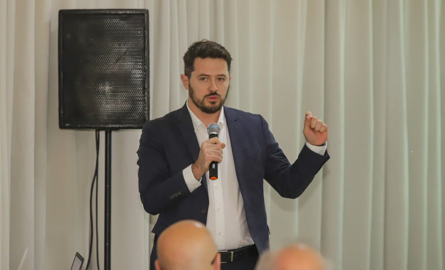 Os estados do Paraná e de São Paulo, por meio de seus secretários de Turismo, Marcio Nunes e Roberto Lucena, assinaram nesta quarta-feira (26/7) protocolo de Intenções para o fomento e promoção da Área Especial de Interesse Turístico Angra Doce, no conjunto formado pelo reservatório da Usina Hidrelétrica de Chavantes e seu entorno, abrangendo os municípios de Ribeirão Claro, Carlópolis, Siqueira Campos, Jacarezinho e Salto do Itararé (PR) e de Chavantes, Ourinhos, Canitar, Ipaussu, Timburi, Piraju, Fartura,