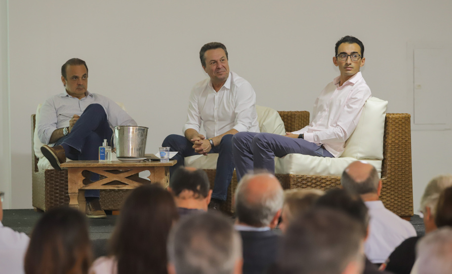 Os estados do Paraná e de São Paulo, por meio de seus secretários de Turismo, Marcio Nunes e Roberto Lucena, assinaram nesta quarta-feira (26/7) protocolo de Intenções para o fomento e promoção da Área Especial de Interesse Turístico Angra Doce, no conjunto formado pelo reservatório da Usina Hidrelétrica de Chavantes e seu entorno, abrangendo os municípios de Ribeirão Claro, Carlópolis, Siqueira Campos, Jacarezinho e Salto do Itararé (PR) e de Chavantes, Ourinhos, Canitar, Ipaussu, Timburi, Piraju, Fartura,