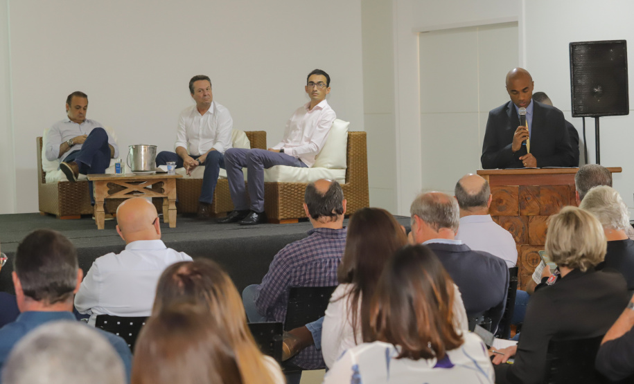 Os estados do Paraná e de São Paulo, por meio de seus secretários de Turismo, Marcio Nunes e Roberto Lucena, assinaram nesta quarta-feira (26/7) protocolo de Intenções para o fomento e promoção da Área Especial de Interesse Turístico Angra Doce, no conjunto formado pelo reservatório da Usina Hidrelétrica de Chavantes e seu entorno, abrangendo os municípios de Ribeirão Claro, Carlópolis, Siqueira Campos, Jacarezinho e Salto do Itararé (PR) e de Chavantes, Ourinhos, Canitar, Ipaussu, Timburi, Piraju, Fartura,