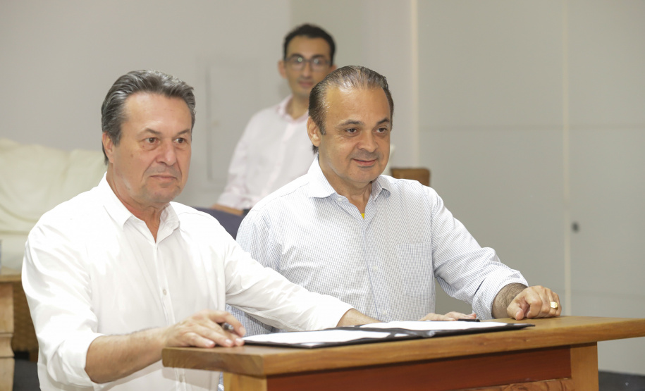 Os estados do Paraná e de São Paulo, por meio de seus secretários de Turismo, Marcio Nunes e Roberto Lucena, assinaram nesta quarta-feira (26/7) protocolo de Intenções para o fomento e promoção da Área Especial de Interesse Turístico Angra Doce, no conjunto formado pelo reservatório da Usina Hidrelétrica de Chavantes e seu entorno, abrangendo os municípios de Ribeirão Claro, Carlópolis, Siqueira Campos, Jacarezinho e Salto do Itararé (PR) e de Chavantes, Ourinhos, Canitar, Ipaussu, Timburi, Piraju, Fartura,