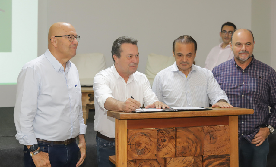 Os estados do Paraná e de São Paulo, por meio de seus secretários de Turismo, Marcio Nunes e Roberto Lucena, assinaram nesta quarta-feira (26/7) protocolo de Intenções para o fomento e promoção da Área Especial de Interesse Turístico Angra Doce, no conjunto formado pelo reservatório da Usina Hidrelétrica de Chavantes e seu entorno, abrangendo os municípios de Ribeirão Claro, Carlópolis, Siqueira Campos, Jacarezinho e Salto do Itararé (PR) e de Chavantes, Ourinhos, Canitar, Ipaussu, Timburi, Piraju, Fartura,