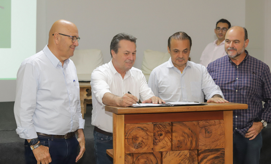 Os estados do Paraná e de São Paulo, por meio de seus secretários de Turismo, Marcio Nunes e Roberto Lucena, assinaram nesta quarta-feira (26/7) protocolo de Intenções para o fomento e promoção da Área Especial de Interesse Turístico Angra Doce, no conjunto formado pelo reservatório da Usina Hidrelétrica de Chavantes e seu entorno, abrangendo os municípios de Ribeirão Claro, Carlópolis, Siqueira Campos, Jacarezinho e Salto do Itararé (PR) e de Chavantes, Ourinhos, Canitar, Ipaussu, Timburi, Piraju, Fartura,