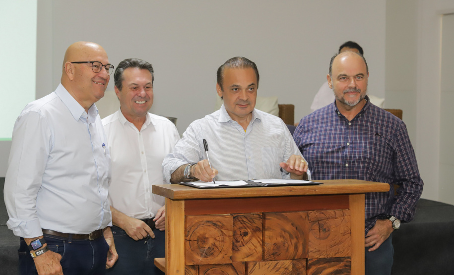 Os estados do Paraná e de São Paulo, por meio de seus secretários de Turismo, Marcio Nunes e Roberto Lucena, assinaram nesta quarta-feira (26/7) protocolo de Intenções para o fomento e promoção da Área Especial de Interesse Turístico Angra Doce, no conjunto formado pelo reservatório da Usina Hidrelétrica de Chavantes e seu entorno, abrangendo os municípios de Ribeirão Claro, Carlópolis, Siqueira Campos, Jacarezinho e Salto do Itararé (PR) e de Chavantes, Ourinhos, Canitar, Ipaussu, Timburi, Piraju, Fartura,