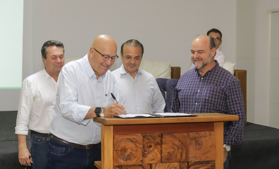 Os estados do Paraná e de São Paulo, por meio de seus secretários de Turismo, Marcio Nunes e Roberto Lucena, assinaram nesta quarta-feira (26/7) protocolo de Intenções para o fomento e promoção da Área Especial de Interesse Turístico Angra Doce, no conjunto formado pelo reservatório da Usina Hidrelétrica de Chavantes e seu entorno, abrangendo os municípios de Ribeirão Claro, Carlópolis, Siqueira Campos, Jacarezinho e Salto do Itararé (PR) e de Chavantes, Ourinhos, Canitar, Ipaussu, Timburi, Piraju, Fartura,