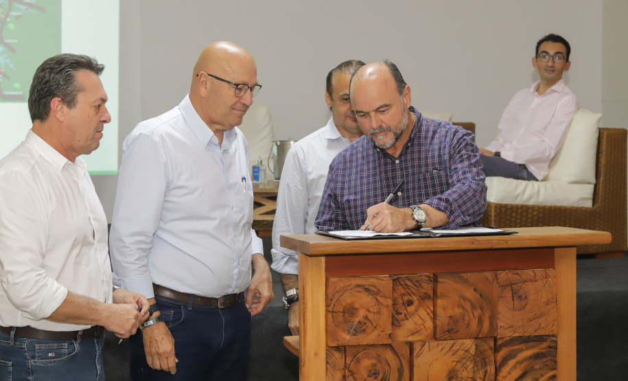 Os estados do Paraná e de São Paulo, por meio de seus secretários de Turismo, Marcio Nunes e Roberto Lucena, assinaram nesta quarta-feira (26/7) protocolo de Intenções para o fomento e promoção da Área Especial de Interesse Turístico Angra Doce, no conjunto formado pelo reservatório da Usina Hidrelétrica de Chavantes e seu entorno, abrangendo os municípios de Ribeirão Claro, Carlópolis, Siqueira Campos, Jacarezinho e Salto do Itararé (PR) e de Chavantes, Ourinhos, Canitar, Ipaussu, Timburi, Piraju, Fartura,