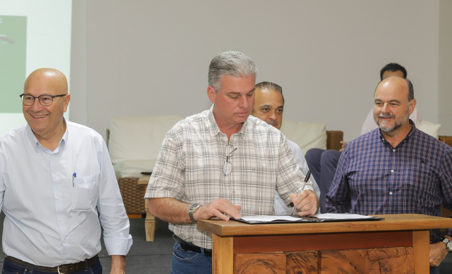 Os estados do Paraná e de São Paulo, por meio de seus secretários de Turismo, Marcio Nunes e Roberto Lucena, assinaram nesta quarta-feira (26/7) protocolo de Intenções para o fomento e promoção da Área Especial de Interesse Turístico Angra Doce, no conjunto formado pelo reservatório da Usina Hidrelétrica de Chavantes e seu entorno, abrangendo os municípios de Ribeirão Claro, Carlópolis, Siqueira Campos, Jacarezinho e Salto do Itararé (PR) e de Chavantes, Ourinhos, Canitar, Ipaussu, Timburi, Piraju, Fartura,