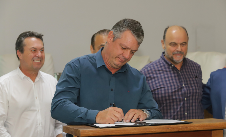 Os estados do Paraná e de São Paulo, por meio de seus secretários de Turismo, Marcio Nunes e Roberto Lucena, assinaram nesta quarta-feira (26/7) protocolo de Intenções para o fomento e promoção da Área Especial de Interesse Turístico Angra Doce, no conjunto formado pelo reservatório da Usina Hidrelétrica de Chavantes e seu entorno, abrangendo os municípios de Ribeirão Claro, Carlópolis, Siqueira Campos, Jacarezinho e Salto do Itararé (PR) e de Chavantes, Ourinhos, Canitar, Ipaussu, Timburi, Piraju, Fartura,