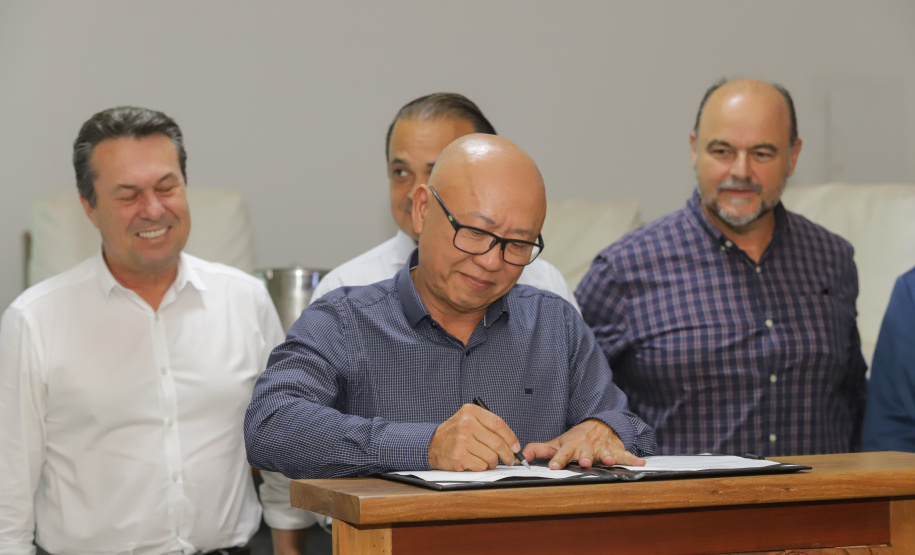 Os estados do Paraná e de São Paulo, por meio de seus secretários de Turismo, Marcio Nunes e Roberto Lucena, assinaram nesta quarta-feira (26/7) protocolo de Intenções para o fomento e promoção da Área Especial de Interesse Turístico Angra Doce, no conjunto formado pelo reservatório da Usina Hidrelétrica de Chavantes e seu entorno, abrangendo os municípios de Ribeirão Claro, Carlópolis, Siqueira Campos, Jacarezinho e Salto do Itararé (PR) e de Chavantes, Ourinhos, Canitar, Ipaussu, Timburi, Piraju, Fartura,