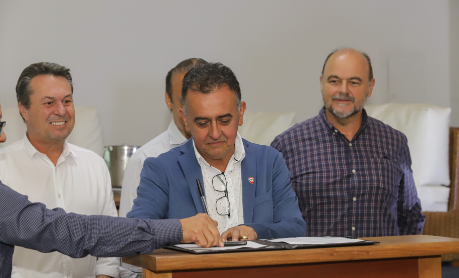 Os estados do Paraná e de São Paulo, por meio de seus secretários de Turismo, Marcio Nunes e Roberto Lucena, assinaram nesta quarta-feira (26/7) protocolo de Intenções para o fomento e promoção da Área Especial de Interesse Turístico Angra Doce, no conjunto formado pelo reservatório da Usina Hidrelétrica de Chavantes e seu entorno, abrangendo os municípios de Ribeirão Claro, Carlópolis, Siqueira Campos, Jacarezinho e Salto do Itararé (PR) e de Chavantes, Ourinhos, Canitar, Ipaussu, Timburi, Piraju, Fartura,