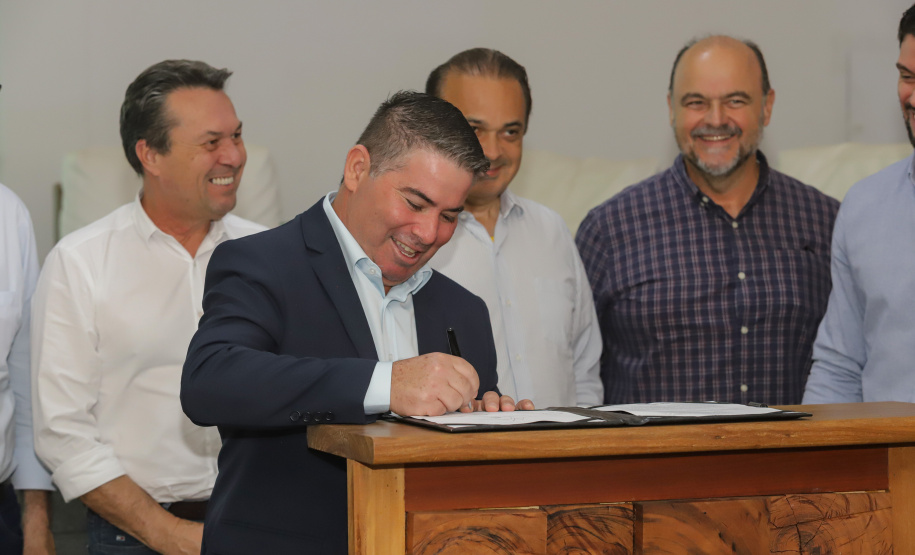 Os estados do Paraná e de São Paulo, por meio de seus secretários de Turismo, Marcio Nunes e Roberto Lucena, assinaram nesta quarta-feira (26/7) protocolo de Intenções para o fomento e promoção da Área Especial de Interesse Turístico Angra Doce, no conjunto formado pelo reservatório da Usina Hidrelétrica de Chavantes e seu entorno, abrangendo os municípios de Ribeirão Claro, Carlópolis, Siqueira Campos, Jacarezinho e Salto do Itararé (PR) e de Chavantes, Ourinhos, Canitar, Ipaussu, Timburi, Piraju, Fartura,