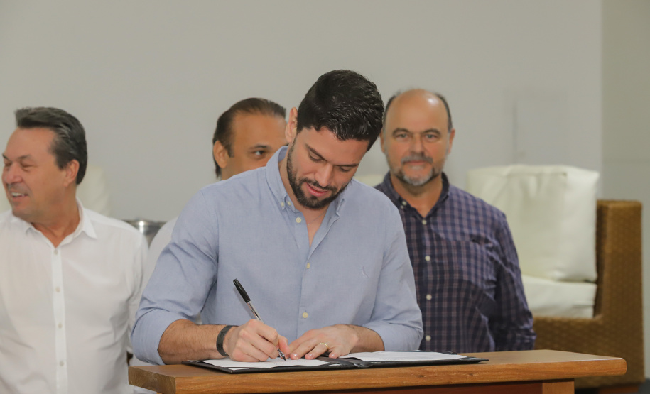 Os estados do Paraná e de São Paulo, por meio de seus secretários de Turismo, Marcio Nunes e Roberto Lucena, assinaram nesta quarta-feira (26/7) protocolo de Intenções para o fomento e promoção da Área Especial de Interesse Turístico Angra Doce, no conjunto formado pelo reservatório da Usina Hidrelétrica de Chavantes e seu entorno, abrangendo os municípios de Ribeirão Claro, Carlópolis, Siqueira Campos, Jacarezinho e Salto do Itararé (PR) e de Chavantes, Ourinhos, Canitar, Ipaussu, Timburi, Piraju, Fartura,