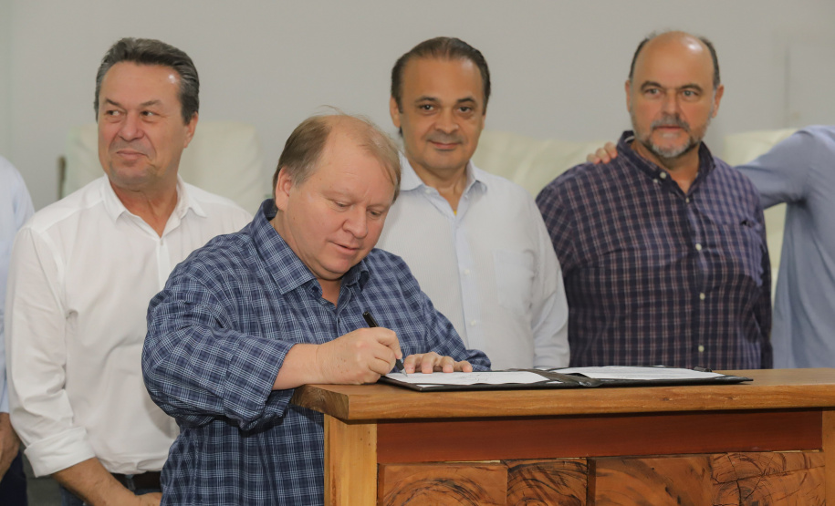 Os estados do Paraná e de São Paulo, por meio de seus secretários de Turismo, Marcio Nunes e Roberto Lucena, assinaram nesta quarta-feira (26/7) protocolo de Intenções para o fomento e promoção da Área Especial de Interesse Turístico Angra Doce, no conjunto formado pelo reservatório da Usina Hidrelétrica de Chavantes e seu entorno, abrangendo os municípios de Ribeirão Claro, Carlópolis, Siqueira Campos, Jacarezinho e Salto do Itararé (PR) e de Chavantes, Ourinhos, Canitar, Ipaussu, Timburi, Piraju, Fartura,