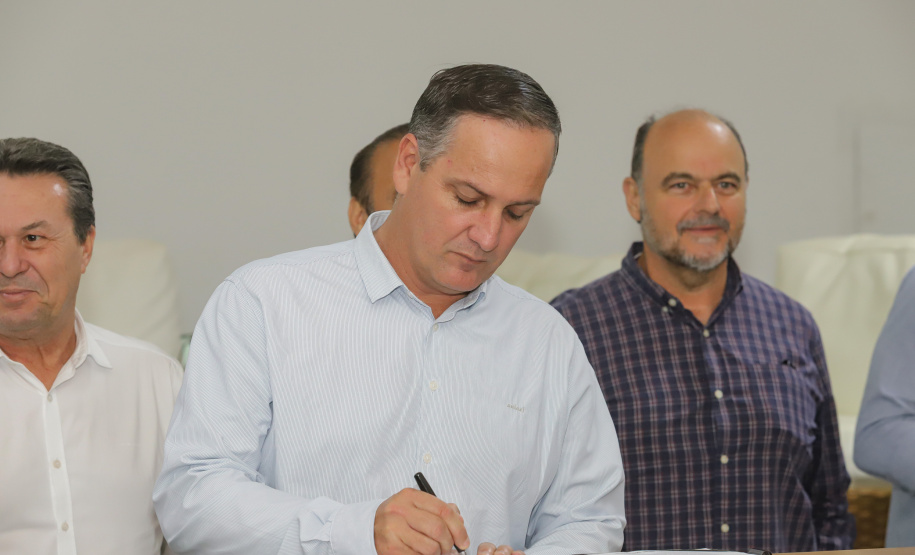 Os estados do Paraná e de São Paulo, por meio de seus secretários de Turismo, Marcio Nunes e Roberto Lucena, assinaram nesta quarta-feira (26/7) protocolo de Intenções para o fomento e promoção da Área Especial de Interesse Turístico Angra Doce, no conjunto formado pelo reservatório da Usina Hidrelétrica de Chavantes e seu entorno, abrangendo os municípios de Ribeirão Claro, Carlópolis, Siqueira Campos, Jacarezinho e Salto do Itararé (PR) e de Chavantes, Ourinhos, Canitar, Ipaussu, Timburi, Piraju, Fartura,