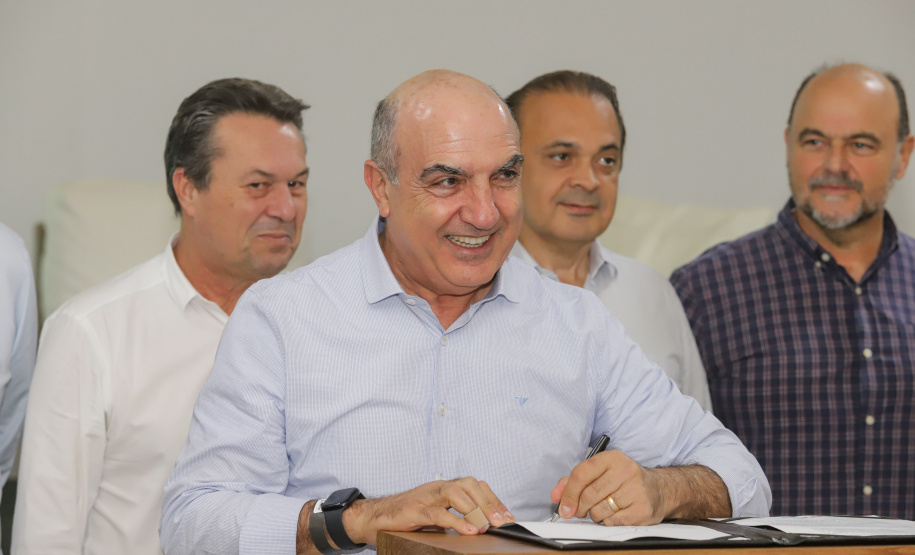 Os estados do Paraná e de São Paulo, por meio de seus secretários de Turismo, Marcio Nunes e Roberto Lucena, assinaram nesta quarta-feira (26/7) protocolo de Intenções para o fomento e promoção da Área Especial de Interesse Turístico Angra Doce, no conjunto formado pelo reservatório da Usina Hidrelétrica de Chavantes e seu entorno, abrangendo os municípios de Ribeirão Claro, Carlópolis, Siqueira Campos, Jacarezinho e Salto do Itararé (PR) e de Chavantes, Ourinhos, Canitar, Ipaussu, Timburi, Piraju, Fartura,