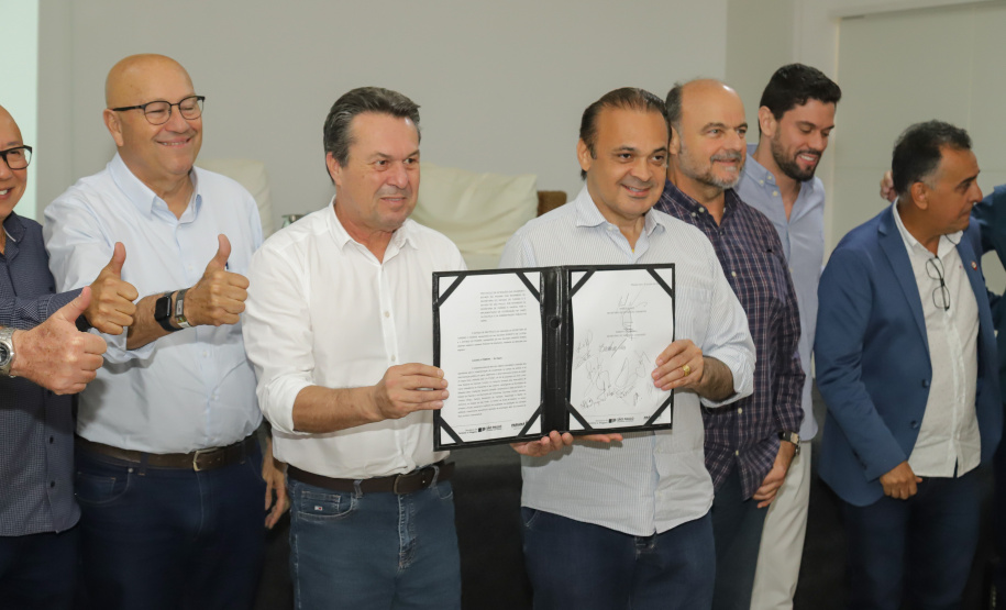 Os estados do Paraná e de São Paulo, por meio de seus secretários de Turismo, Marcio Nunes e Roberto Lucena, assinaram nesta quarta-feira (26/7) protocolo de Intenções para o fomento e promoção da Área Especial de Interesse Turístico Angra Doce, no conjunto formado pelo reservatório da Usina Hidrelétrica de Chavantes e seu entorno, abrangendo os municípios de Ribeirão Claro, Carlópolis, Siqueira Campos, Jacarezinho e Salto do Itararé (PR) e de Chavantes, Ourinhos, Canitar, Ipaussu, Timburi, Piraju, Fartura,