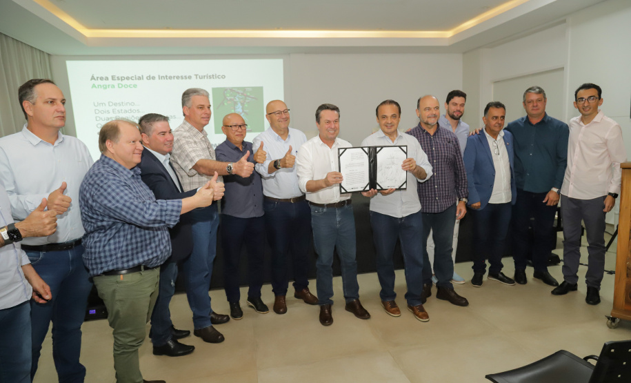 Os estados do Paraná e de São Paulo, por meio de seus secretários de Turismo, Marcio Nunes e Roberto Lucena, assinaram nesta quarta-feira (26/7) protocolo de Intenções para o fomento e promoção da Área Especial de Interesse Turístico Angra Doce, no conjunto formado pelo reservatório da Usina Hidrelétrica de Chavantes e seu entorno, abrangendo os municípios de Ribeirão Claro, Carlópolis, Siqueira Campos, Jacarezinho e Salto do Itararé (PR) e de Chavantes, Ourinhos, Canitar, Ipaussu, Timburi, Piraju, Fartura,