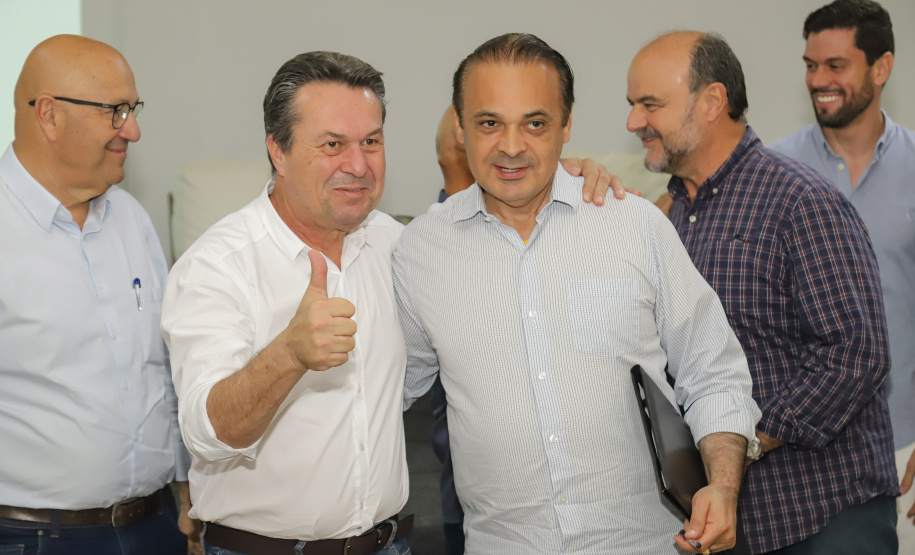 Os estados do Paraná e de São Paulo, por meio de seus secretários de Turismo, Marcio Nunes e Roberto Lucena, assinaram nesta quarta-feira (26/7) protocolo de Intenções para o fomento e promoção da Área Especial de Interesse Turístico Angra Doce, no conjunto formado pelo reservatório da Usina Hidrelétrica de Chavantes e seu entorno, abrangendo os municípios de Ribeirão Claro, Carlópolis, Siqueira Campos, Jacarezinho e Salto do Itararé (PR) e de Chavantes, Ourinhos, Canitar, Ipaussu, Timburi, Piraju, Fartura,