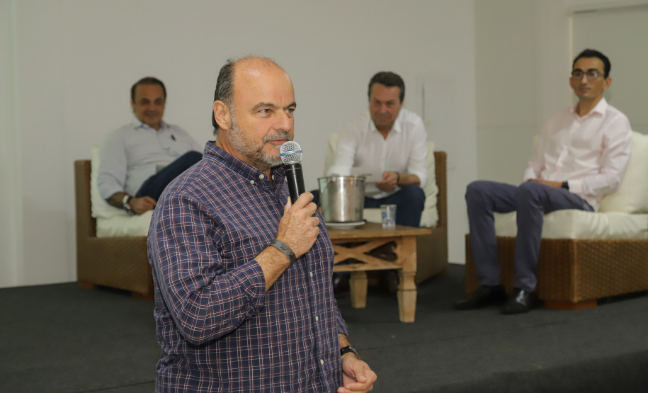 Os estados do Paraná e de São Paulo, por meio de seus secretários de Turismo, Marcio Nunes e Roberto Lucena, assinaram nesta quarta-feira (26/7) protocolo de Intenções para o fomento e promoção da Área Especial de Interesse Turístico Angra Doce, no conjunto formado pelo reservatório da Usina Hidrelétrica de Chavantes e seu entorno, abrangendo os municípios de Ribeirão Claro, Carlópolis, Siqueira Campos, Jacarezinho e Salto do Itararé (PR) e de Chavantes, Ourinhos, Canitar, Ipaussu, Timburi, Piraju, Fartura,