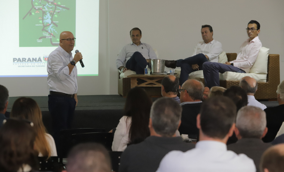 Os estados do Paraná e de São Paulo, por meio de seus secretários de Turismo, Marcio Nunes e Roberto Lucena, assinaram nesta quarta-feira (26/7) protocolo de Intenções para o fomento e promoção da Área Especial de Interesse Turístico Angra Doce, no conjunto formado pelo reservatório da Usina Hidrelétrica de Chavantes e seu entorno, abrangendo os municípios de Ribeirão Claro, Carlópolis, Siqueira Campos, Jacarezinho e Salto do Itararé (PR) e de Chavantes, Ourinhos, Canitar, Ipaussu, Timburi, Piraju, Fartura,