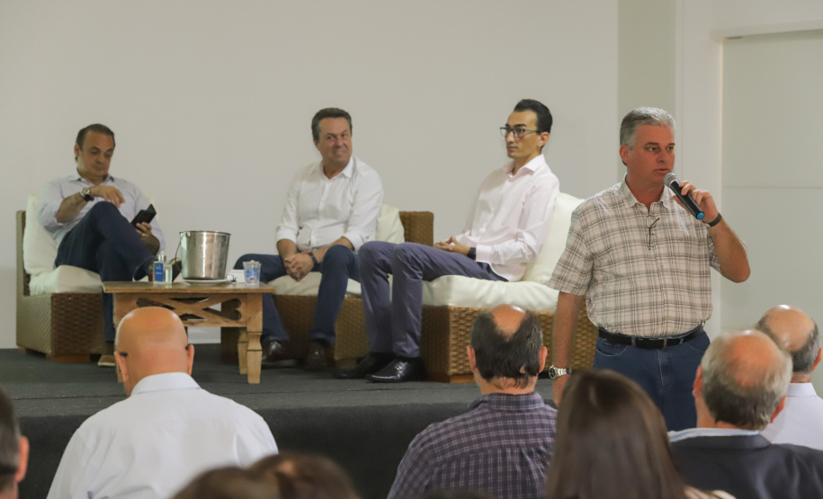 Os estados do Paraná e de São Paulo, por meio de seus secretários de Turismo, Marcio Nunes e Roberto Lucena, assinaram nesta quarta-feira (26/7) protocolo de Intenções para o fomento e promoção da Área Especial de Interesse Turístico Angra Doce, no conjunto formado pelo reservatório da Usina Hidrelétrica de Chavantes e seu entorno, abrangendo os municípios de Ribeirão Claro, Carlópolis, Siqueira Campos, Jacarezinho e Salto do Itararé (PR) e de Chavantes, Ourinhos, Canitar, Ipaussu, Timburi, Piraju, Fartura,