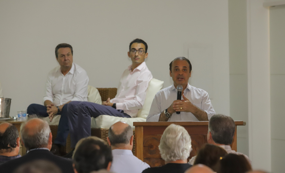 Os estados do Paraná e de São Paulo, por meio de seus secretários de Turismo, Marcio Nunes e Roberto Lucena, assinaram nesta quarta-feira (26/7) protocolo de Intenções para o fomento e promoção da Área Especial de Interesse Turístico Angra Doce, no conjunto formado pelo reservatório da Usina Hidrelétrica de Chavantes e seu entorno, abrangendo os municípios de Ribeirão Claro, Carlópolis, Siqueira Campos, Jacarezinho e Salto do Itararé (PR) e de Chavantes, Ourinhos, Canitar, Ipaussu, Timburi, Piraju, Fartura,