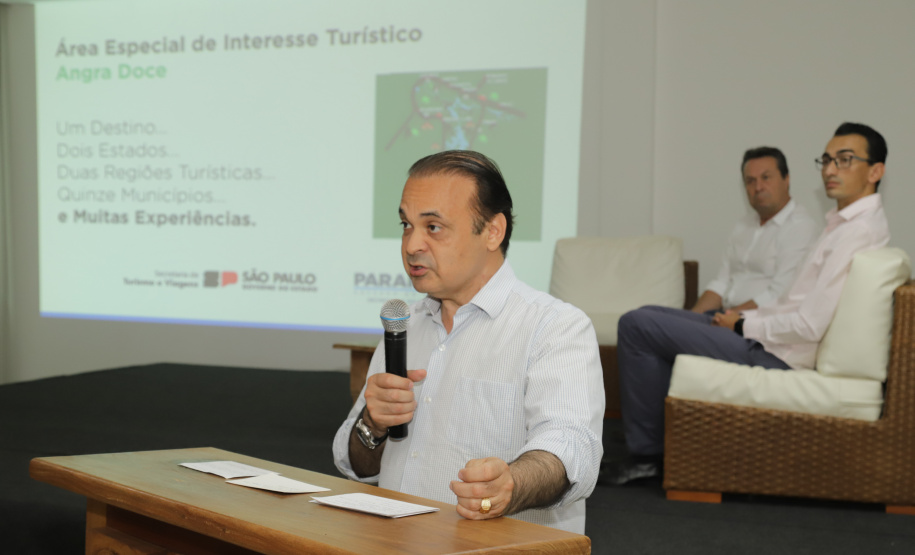 Os estados do Paraná e de São Paulo, por meio de seus secretários de Turismo, Marcio Nunes e Roberto Lucena, assinaram nesta quarta-feira (26/7) protocolo de Intenções para o fomento e promoção da Área Especial de Interesse Turístico Angra Doce, no conjunto formado pelo reservatório da Usina Hidrelétrica de Chavantes e seu entorno, abrangendo os municípios de Ribeirão Claro, Carlópolis, Siqueira Campos, Jacarezinho e Salto do Itararé (PR) e de Chavantes, Ourinhos, Canitar, Ipaussu, Timburi, Piraju, Fartura,