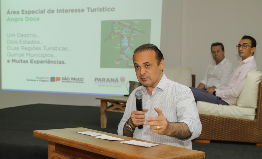Os estados do Paraná e de São Paulo, por meio de seus secretários de Turismo, Marcio Nunes e Roberto Lucena, assinaram nesta quarta-feira (26/7) protocolo de Intenções para o fomento e promoção da Área Especial de Interesse Turístico Angra Doce, no conjunto formado pelo reservatório da Usina Hidrelétrica de Chavantes e seu entorno, abrangendo os municípios de Ribeirão Claro, Carlópolis, Siqueira Campos, Jacarezinho e Salto do Itararé (PR) e de Chavantes, Ourinhos, Canitar, Ipaussu, Timburi, Piraju, Fartura,