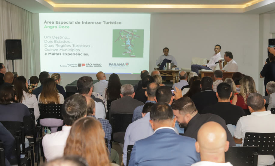 Os estados do Paraná e de São Paulo, por meio de seus secretários de Turismo, Marcio Nunes e Roberto Lucena, assinaram nesta quarta-feira (26/7) protocolo de Intenções para o fomento e promoção da Área Especial de Interesse Turístico Angra Doce, no conjunto formado pelo reservatório da Usina Hidrelétrica de Chavantes e seu entorno, abrangendo os municípios de Ribeirão Claro, Carlópolis, Siqueira Campos, Jacarezinho e Salto do Itararé (PR) e de Chavantes, Ourinhos, Canitar, Ipaussu, Timburi, Piraju, Fartura,