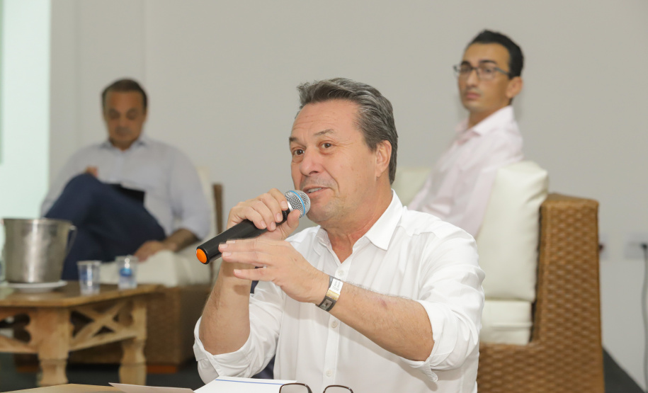 Os estados do Paraná e de São Paulo, por meio de seus secretários de Turismo, Marcio Nunes e Roberto Lucena, assinaram nesta quarta-feira (26/7) protocolo de Intenções para o fomento e promoção da Área Especial de Interesse Turístico Angra Doce, no conjunto formado pelo reservatório da Usina Hidrelétrica de Chavantes e seu entorno, abrangendo os municípios de Ribeirão Claro, Carlópolis, Siqueira Campos, Jacarezinho e Salto do Itararé (PR) e de Chavantes, Ourinhos, Canitar, Ipaussu, Timburi, Piraju, Fartura,