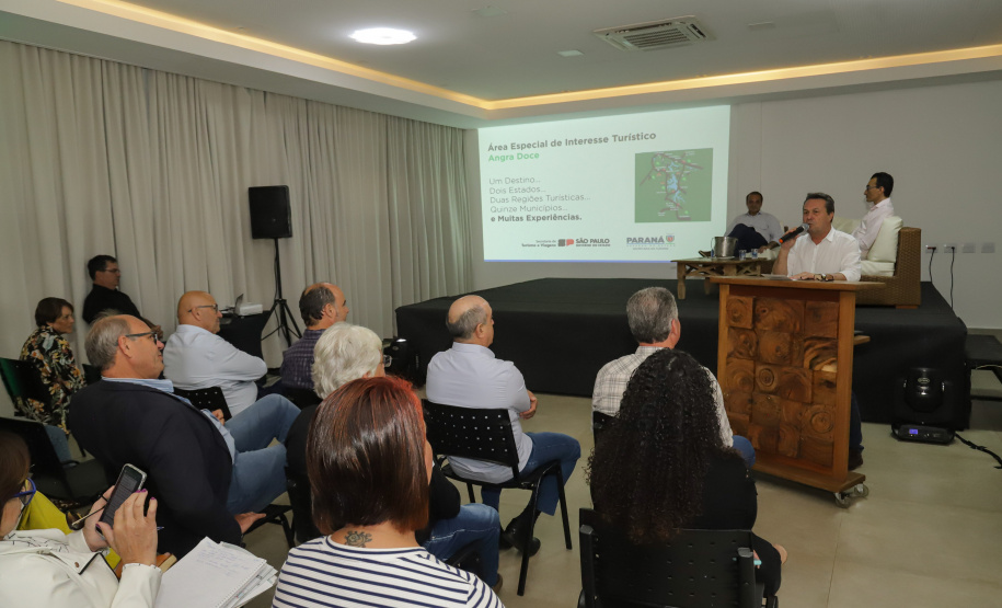 Os estados do Paraná e de São Paulo, por meio de seus secretários de Turismo, Marcio Nunes e Roberto Lucena, assinaram nesta quarta-feira (26/7) protocolo de Intenções para o fomento e promoção da Área Especial de Interesse Turístico Angra Doce, no conjunto formado pelo reservatório da Usina Hidrelétrica de Chavantes e seu entorno, abrangendo os municípios de Ribeirão Claro, Carlópolis, Siqueira Campos, Jacarezinho e Salto do Itararé (PR) e de Chavantes, Ourinhos, Canitar, Ipaussu, Timburi, Piraju, Fartura,