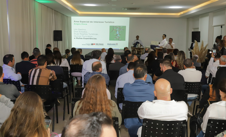 Os estados do Paraná e de São Paulo, por meio de seus secretários de Turismo, Marcio Nunes e Roberto Lucena, assinaram nesta quarta-feira (26/7) protocolo de Intenções para o fomento e promoção da Área Especial de Interesse Turístico Angra Doce, no conjunto formado pelo reservatório da Usina Hidrelétrica de Chavantes e seu entorno, abrangendo os municípios de Ribeirão Claro, Carlópolis, Siqueira Campos, Jacarezinho e Salto do Itararé (PR) e de Chavantes, Ourinhos, Canitar, Ipaussu, Timburi, Piraju, Fartura,