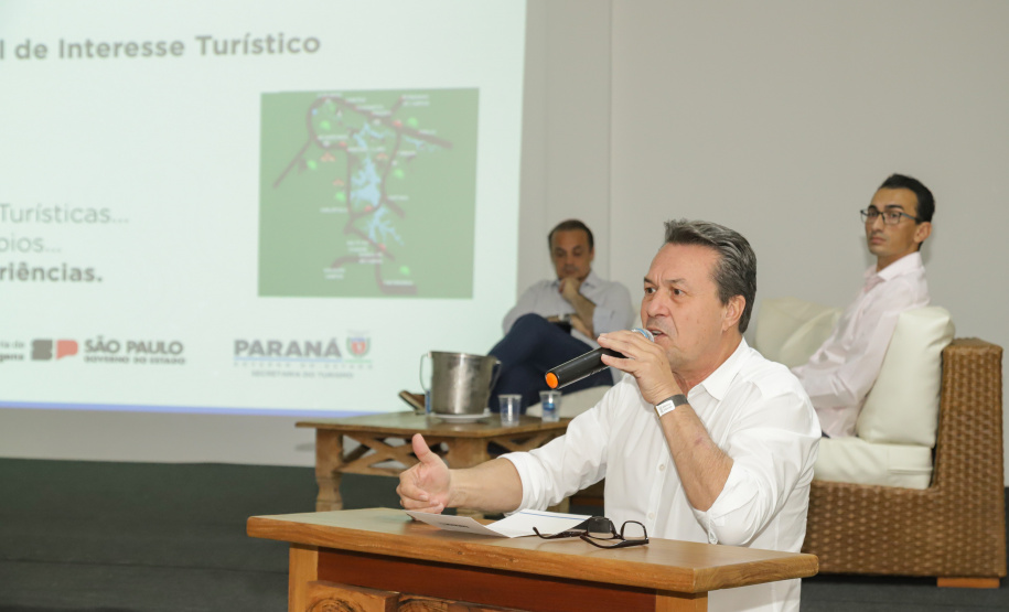 Os estados do Paraná e de São Paulo, por meio de seus secretários de Turismo, Marcio Nunes e Roberto Lucena, assinaram nesta quarta-feira (26/7) protocolo de Intenções para o fomento e promoção da Área Especial de Interesse Turístico Angra Doce, no conjunto formado pelo reservatório da Usina Hidrelétrica de Chavantes e seu entorno, abrangendo os municípios de Ribeirão Claro, Carlópolis, Siqueira Campos, Jacarezinho e Salto do Itararé (PR) e de Chavantes, Ourinhos, Canitar, Ipaussu, Timburi, Piraju, Fartura,