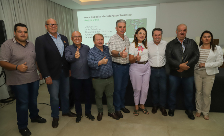 Os estados do Paraná e de São Paulo, por meio de seus secretários de Turismo, Marcio Nunes e Roberto Lucena, assinaram nesta quarta-feira (26/7) protocolo de Intenções para o fomento e promoção da Área Especial de Interesse Turístico Angra Doce, no conjunto formado pelo reservatório da Usina Hidrelétrica de Chavantes e seu entorno, abrangendo os municípios de Ribeirão Claro, Carlópolis, Siqueira Campos, Jacarezinho e Salto do Itararé (PR) e de Chavantes, Ourinhos, Canitar, Ipaussu, Timburi, Piraju, Fartura,