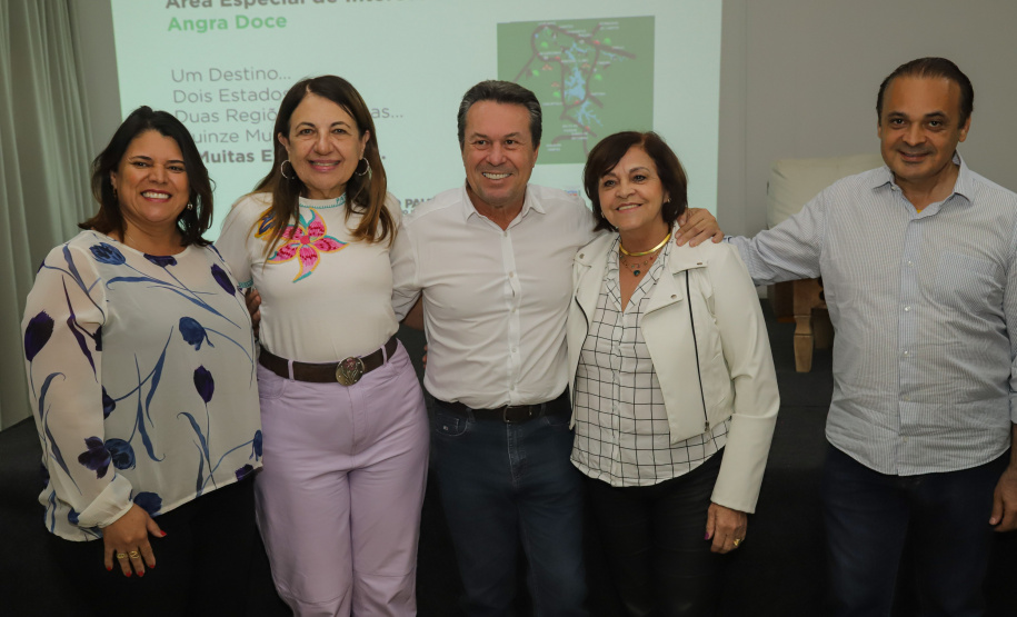 Os estados do Paraná e de São Paulo, por meio de seus secretários de Turismo, Marcio Nunes e Roberto Lucena, assinaram nesta quarta-feira (26/7) protocolo de Intenções para o fomento e promoção da Área Especial de Interesse Turístico Angra Doce, no conjunto formado pelo reservatório da Usina Hidrelétrica de Chavantes e seu entorno, abrangendo os municípios de Ribeirão Claro, Carlópolis, Siqueira Campos, Jacarezinho e Salto do Itararé (PR) e de Chavantes, Ourinhos, Canitar, Ipaussu, Timburi, Piraju, Fartura,