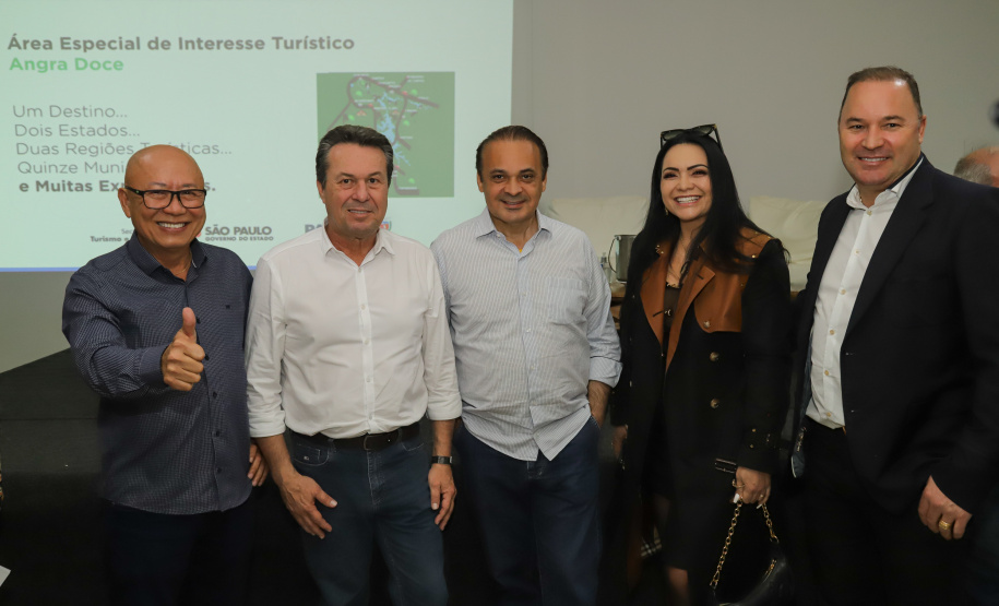 Os estados do Paraná e de São Paulo, por meio de seus secretários de Turismo, Marcio Nunes e Roberto Lucena, assinaram nesta quarta-feira (26/7) protocolo de Intenções para o fomento e promoção da Área Especial de Interesse Turístico Angra Doce, no conjunto formado pelo reservatório da Usina Hidrelétrica de Chavantes e seu entorno, abrangendo os municípios de Ribeirão Claro, Carlópolis, Siqueira Campos, Jacarezinho e Salto do Itararé (PR) e de Chavantes, Ourinhos, Canitar, Ipaussu, Timburi, Piraju, Fartura,