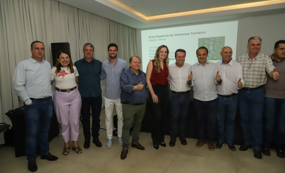 Os estados do Paraná e de São Paulo, por meio de seus secretários de Turismo, Marcio Nunes e Roberto Lucena, assinaram nesta quarta-feira (26/7) protocolo de Intenções para o fomento e promoção da Área Especial de Interesse Turístico Angra Doce, no conjunto formado pelo reservatório da Usina Hidrelétrica de Chavantes e seu entorno, abrangendo os municípios de Ribeirão Claro, Carlópolis, Siqueira Campos, Jacarezinho e Salto do Itararé (PR) e de Chavantes, Ourinhos, Canitar, Ipaussu, Timburi, Piraju, Fartura,